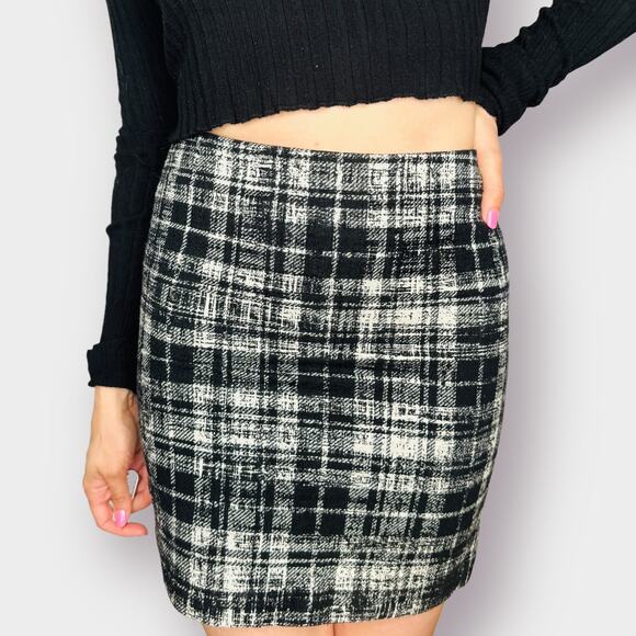 90s Black and White Plaid‎ Mini Skirt - Picture 2 of 5